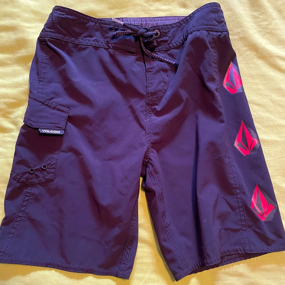 Boys Black Volcom board shorts sz 7x